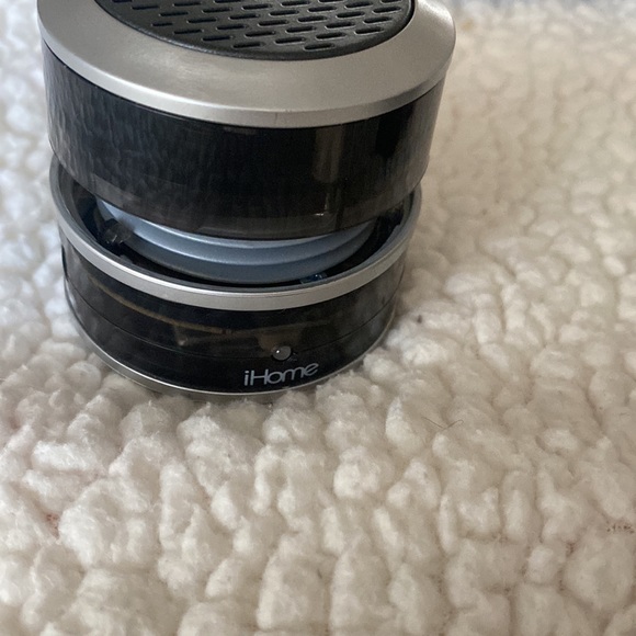 Classic Mini (2” tall) iHome Wired Connection Speaker - Picture 3 of 6